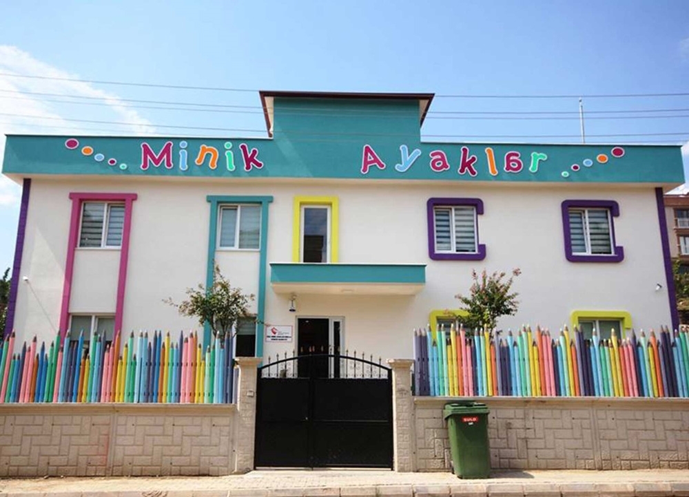 Minik Ayaklar Okul Giriş